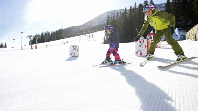 Barn lærer at stå på ski